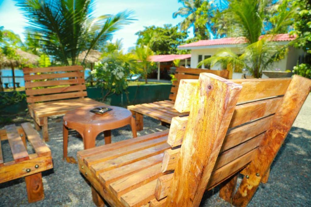 Blue Whale Lagoon Resort Ahangama Exterior foto